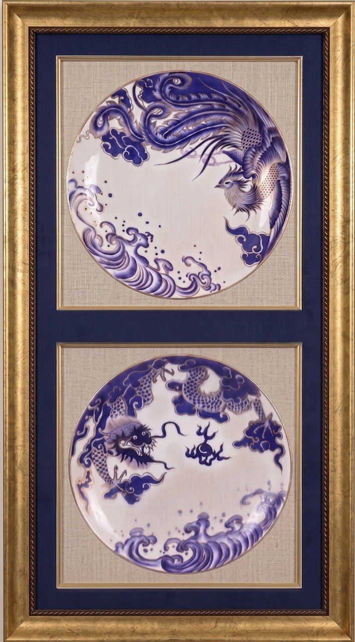 龍と鳳凰を描いた染付の飾り皿2枚を、金の額に仕立てたウォールアート